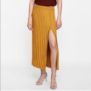 NWT. Zara knit skirt with vent, M.